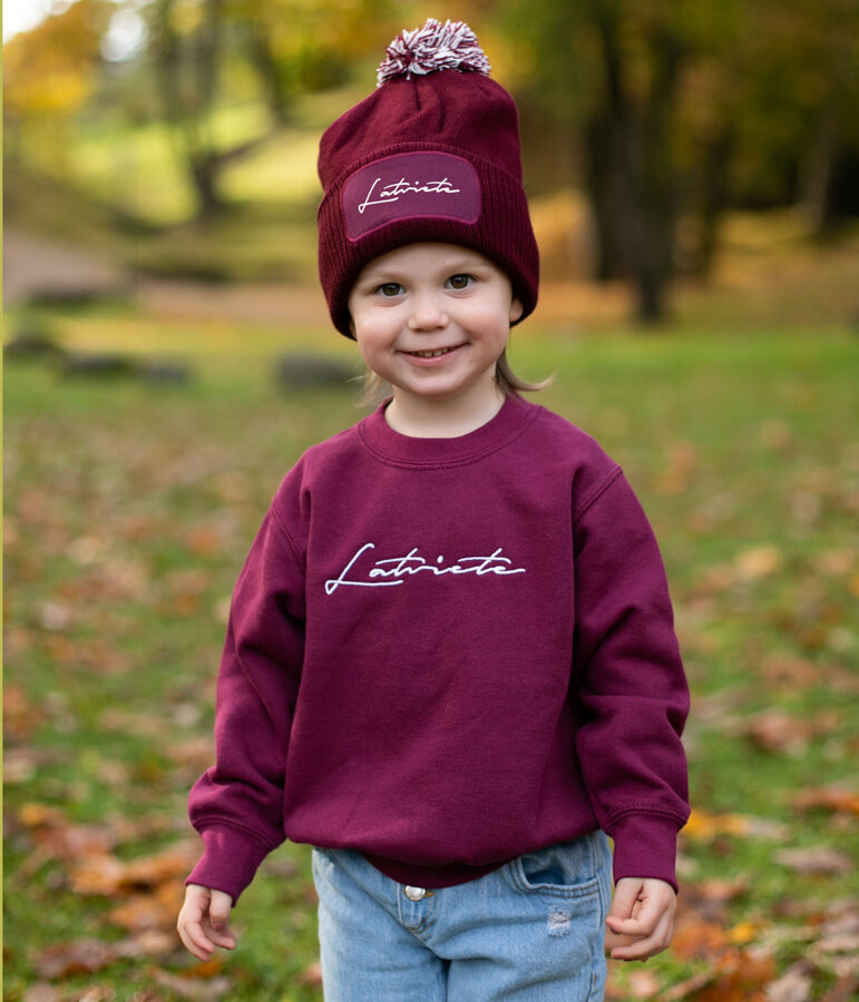 Bērnu komplekts ar izšūtu uzrakstu "Latvietis/e" (džemperis+ cepure)