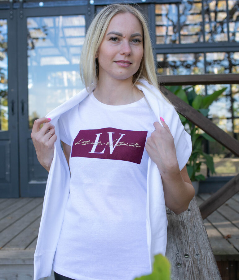 Sieviešu t-krekls ar uzrakstu "Latvietis & Latviete"
