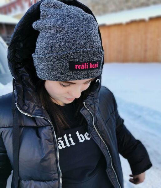 Cepure ar uzrakstu "Reāli besī"