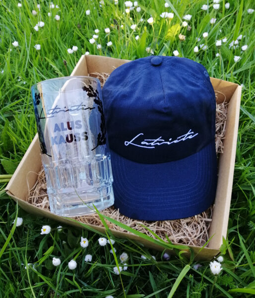 Līgo un Jāņu dienas dāvanu komplekts "Latvietes alus kauss" (cepure+alus kauss)