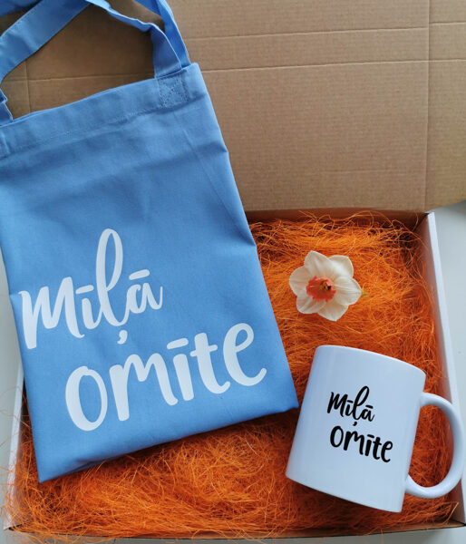 Mātes dienas dāvanu komplekts "Mīļā omīte" (maisiņš+krūze)