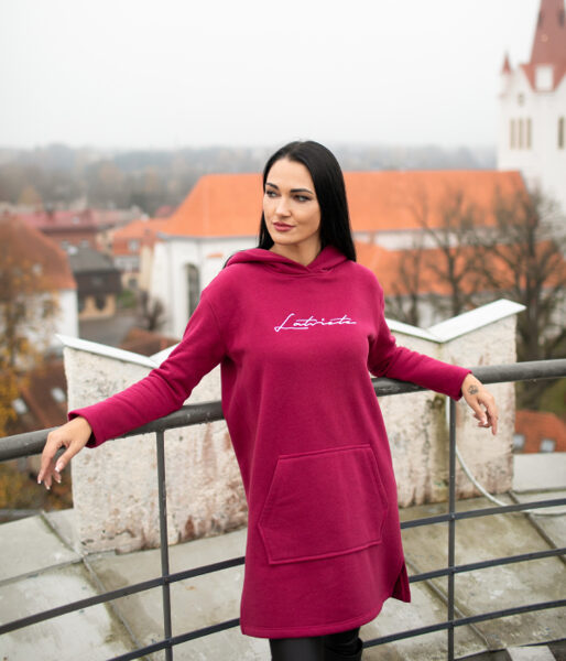 Latvijā radīta sieviešu džemperkleita ar izšūtu uzrakstu "Latviete"