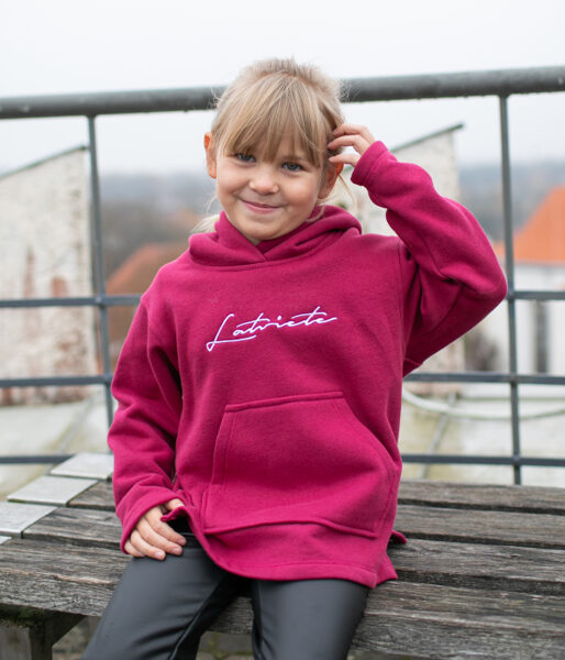 Latvijā radīts bērnu džemperis ar izšūtu uzrakstu "Latviete"