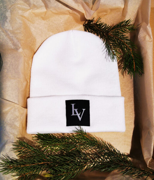 Cepure ar apdruku "LV"