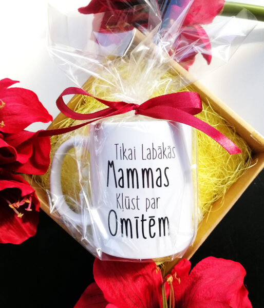 Iesaiņota krūze ar uzrakstu "Tikai labākās mammas kļūst par omītēm"